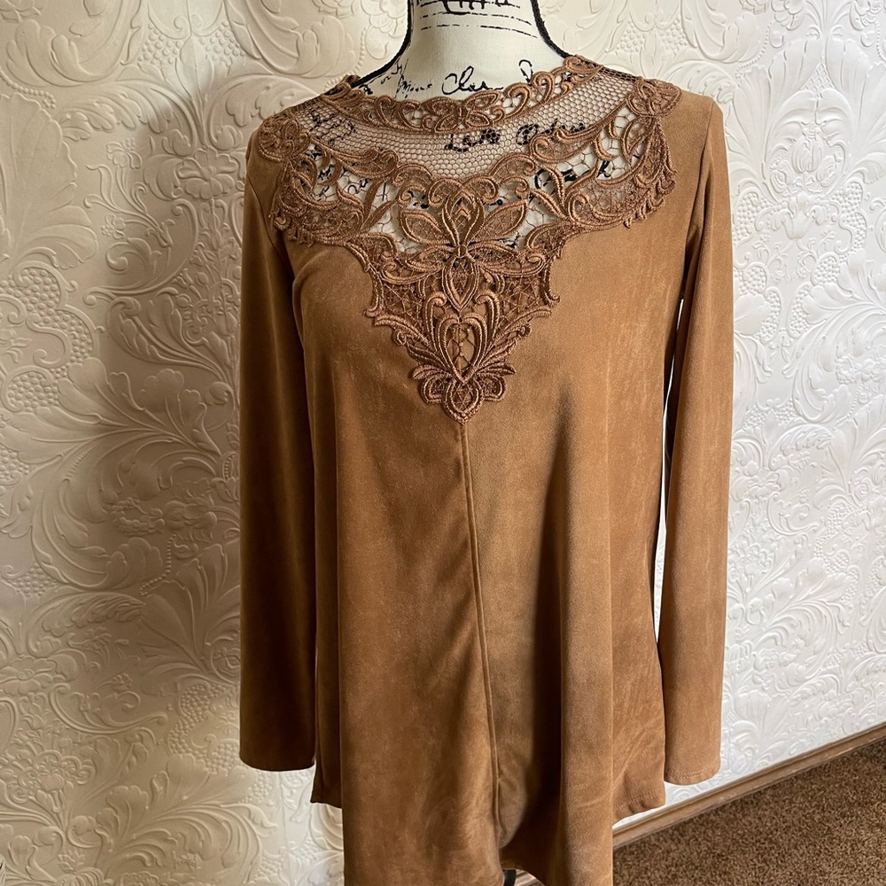 Arianne suede-like top. Extremely soft. NWT. Size M